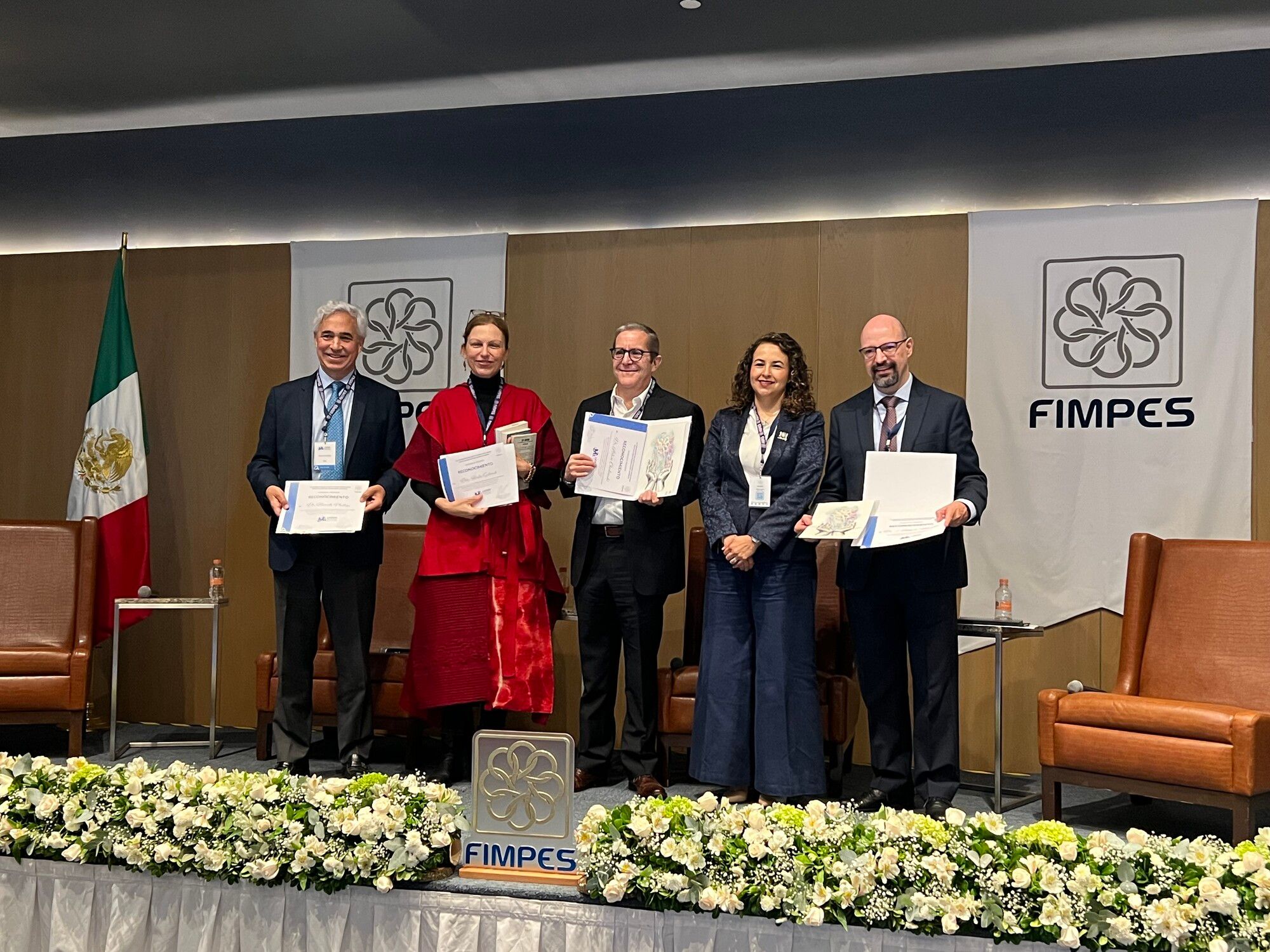Mtro. Ricardo Phillips (IUN), Mtra. Kerstin Scheuch (CENTRO), Dr. Arturo Cherbowski (Universia y Santander Universidades), Mtra. Yoani Rodríguez (Anáhuac Oaxaca y Vicepresidenta del Consejo FIMPES) y Dr. Roberto Mantilla (Universidad Riviera)