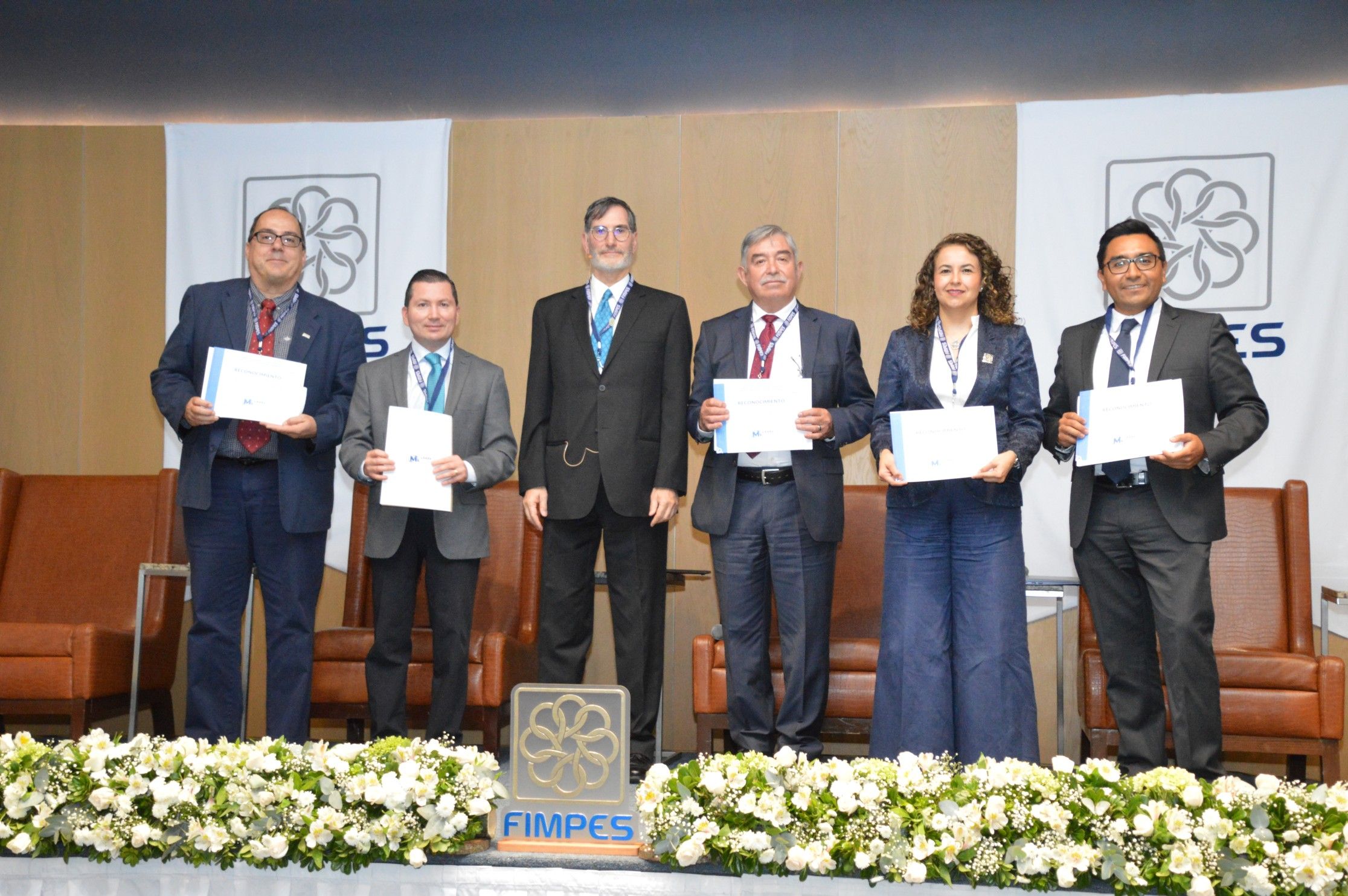 Presidentes y Coordinadores de las Comisiones Ejecutivas de la FIMPES, moderados por el Dr. Bernardo González-Aréchiga, Presidente de la CIF y Secretario General de la Federación.