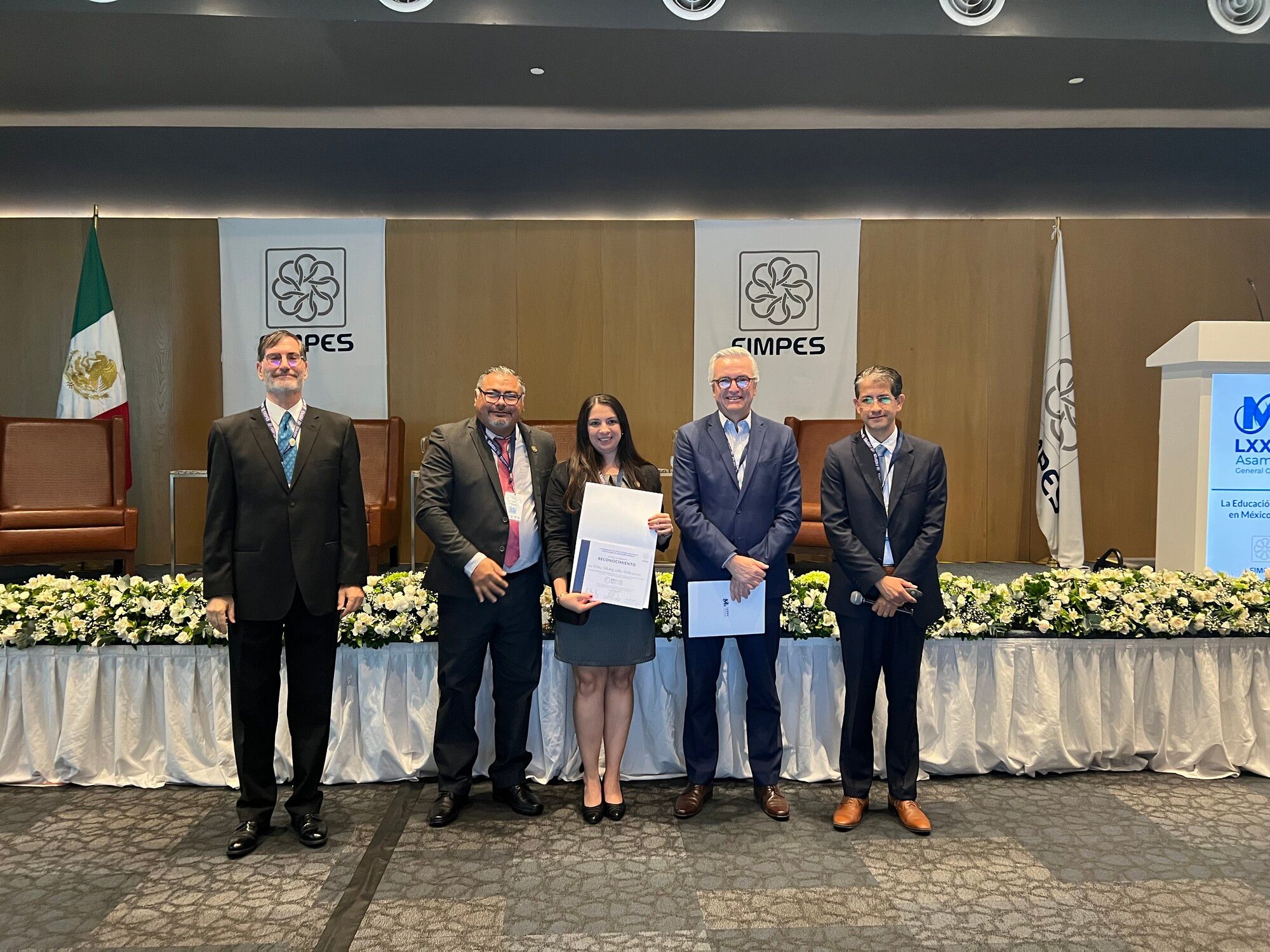 Representantes de la Universidad Internacional de La Paz, reciben el 1° lugar en la categoría Nóveles del PREMIO FIMPES 2022-2023